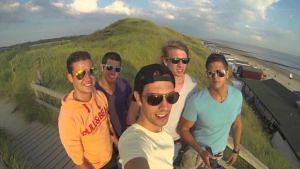 5 vrienden, een selfiestick, een gopro, een auto en op naar Dishoek op vakantie
