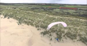 Drone scheert langs paragliders Domburg